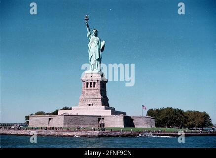 Die Freiheitsstatue am Hafeneingang von New York, die Frankreich 1886 den USA schenkte. Die Statue, die von Frederic Auguste Bartholdi geschaffen wurde, wurde in Kupfer gegossen und erreicht eine Größe von 46m (mit Sockel 47m). [Automatisierte Übersetzung] Stockfoto