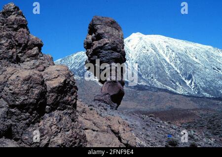 Teneriffa: Los Roques mit dem Pico de Teide, dem höchsten Berg Spaniens (3718 Meter). [Automatisierte Übersetzung] Stockfoto