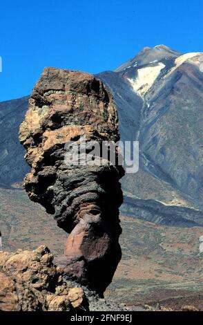 Los Roques mit dem Poco de Teide, Spaniens höchstem Berg - 3718 Meter. [Automatisierte Übersetzung] Stockfoto