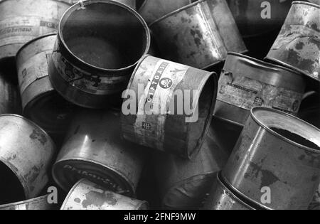 Holocaust-Museum im ehemaligen Konzentrationslager Auschwitz. Bild: Leere Giftgasdosen. [Automatisierte Übersetzung] Stockfoto