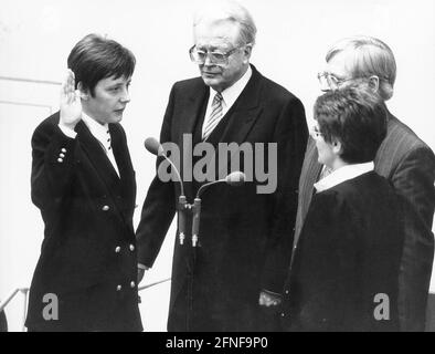 Die neu ernannte Bundesministerin für Frauenangelegenheiten, Angela Merkel (links), wird von der Bundestagspräsidentin, Rita Süßmuth (rechts), vereidigt. [Automatisierte Übersetzung] Stockfoto