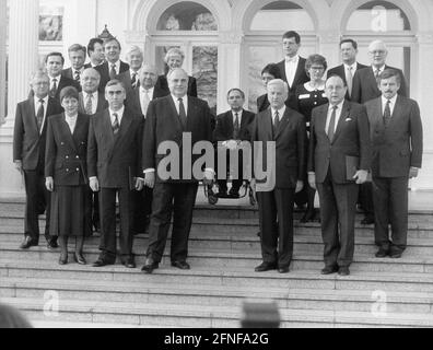 Bundeskanzler Helmut Kohl stellt in Bonn sein neues Bundeskabinett vor. Hier empfängt Bundespräsident Richard von Weizsäcker gemeinsam mit Helmut Kohl das neue Kabinett vor der Villa Hammerschmidt. 1. Reihe von links. Angela Merkel, Theodor Waigel, Helmut Kohl, Richard von Weizsäcker, Hans-Dietrich Genscher, Jürgen Möllemann. 2. Reihe von links. Rudolf Seiters, Norbert Blüm, Ignaz Kiechle, Hannelore Rönsch, Irmgard Schwaetzer. 3. Reihe von links Günther Krause, Rainer Ortleb, Klaus Kinkel, Klaus Töpfer, Christian Schwarz-Schilling, Gerda Hasselfeldt, Wolfgang Schäuble, Heinz Riesenhuber, Stockfoto