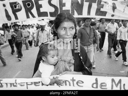 Der zapatistische Aufstand in Chiapas beginnt. Die EZLN, die indigene Guerilla-Organisation in der mexikanischen Provinz Chiapas, fordert Freiheit, Gerechtigkeit und Demokratie in Mexiko. Campesinos während einer Demonstration und plaza-Besetzung vor dem Palast des Gouverneurs von Chiapas. [Automatisierte Übersetzung] Stockfoto