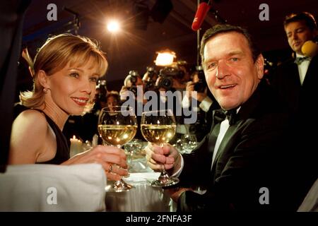 Datum der Aufnahme: 12.11.1999 Gerhard Schröder, Bundeskanzler, und Frau Doris Schröder-Köpf, beim Bundespresseball 1999, Hotel Intercontinental. [Automatisierte Übersetzung] Stockfoto