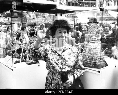 Doppel von Königin Elizabeth II. Von England Jeanette Charles auf der PEP in München. [Automatisierte Übersetzung] Stockfoto