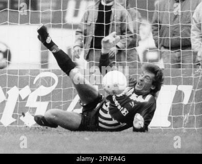 Aufnahmedatum: 09.03.1991 Ulrich ''Uli'' Stein, Torhüter der Eintracht Frankfurt, hält die von KlausAllofs im Spiel Fortuna Düsseldorf gegen Eintracht Frankfurt schwach abgeschossene Strafe. [Automatisierte Übersetzung]' Stockfoto