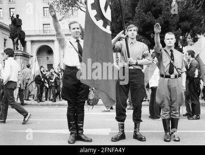 Aufnahmedatum: 19.11.1995 Mitglieder der verbotenen Freiheitlichen Arbeiterpartei grüßen mit dem Hitlergruß am Franco-Denkmal in Madrid anlässlich eines europaweiten Treffens rechtsextremistischer Vereinigungen zum 20. Todestag Francos. [Automatisierte Übersetzung] Stockfoto