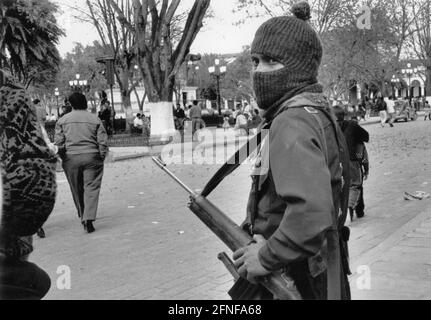 Aufnahmedatum: 01.01.1994 Beginn des zapatistischen Aufstands in Chiapas. Die EZLN, die indigene Guerilla-Organisation in der mexikanischen Provinz Chiapas, fordert Freiheit, Gerechtigkeit und Demokratie in Mexiko. Hier ein maskierter Zapatist mit Gewehr. [Automatisierte Übersetzung] Stockfoto