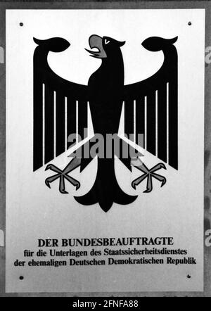 Aufnahmedatum: 12.03.1995 Zeichen des Bundesbeauftragten für die Unterlagen des Staatssicherheitsdienstes der ehemaligen DDR (BStU) in Berlin, auch Stasi-Aktenamt genannt oder nach seinem ersten Direktor Joachim Gauck oft auch Gauck-Behörde genannt. [Automatisierte Übersetzung] Stockfoto