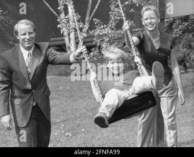 Nationaltrainer Berti Vogts mit Frau Monika und Sohn Justin auf der Schaukel. [Automatisierte Übersetzung] Stockfoto