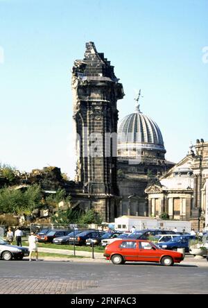 Datum der Aufnahme: 03.10.1992 Ruine der Frauenkirche am Neumarkt in Dresden, zerstört durch einen Bombenangriff im Februar 1945, bis zum Beginn des Wiederaufbaus am 4. Januar 1993 Gedenkstätte gegen Krieg und Gewalt Stockfoto