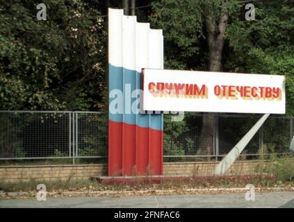 Datum der Aufnahme: 22.09.1996 ehemaliges Hauptquartier der russischen Streitkräfte in Wünsdorf, bis 1990 Gruppe der sowjetischen Streitkräfte in der DDR (GSSD), nach dem Abzug der Truppen 1994, russischer Slogan in deutscher Übersetzung 'Dienst am Vaterland beendet' Stockfoto