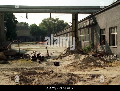 Aufnahmedatum: 22.09.1996 ehemaliger Sitz der russischen Streitkräfte in Wünsdorf, bis 1990 Gruppe der sowjetischen Streitkräfte in der DDR (GSSD), Panzerwerkstatt nach dem Abzug der Truppen 1994 Stockfoto