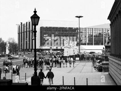 Fotodatum: 01.05.1995 Blick von der Schlossbrücke über den Schlossplatz auf den Palast der DDR auf den ehemaligen Marx-Engels-Platz. Foto vom 01. Mai 1995 [automatisierte Übersetzung] Stockfoto