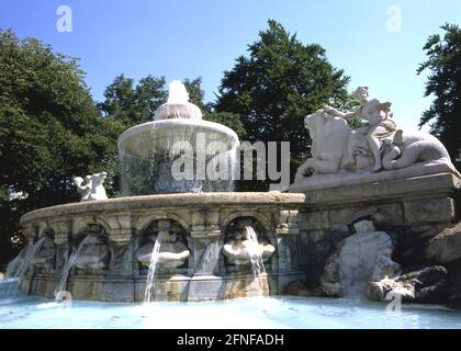 Datum der Aufnahme: 12.07.1994 der Wittelsbacher Brunnen am Lenbachplatz gilt als einer der schönsten Brunnen der Stadt. Es wurde 1895 von Adolf von Hildebrand erbaut. [Automatisierte Übersetzung] Stockfoto