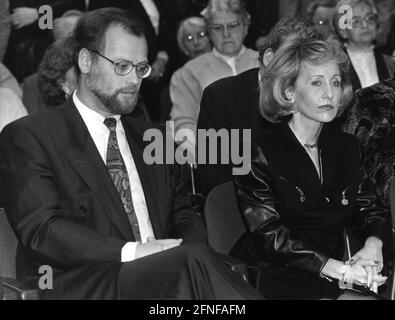 SPD-Parteichef und Rheinland-pfälzischer Ministerpräsident Rudolf Scharping (links) mit der Frau des verstorbenen Willy Brandt, Brigitte Seebacher (rechts), bei der Eröffnung einer Ausstellung der Friedrich-Ebert-Stiftung zum Leben Willy Brandts in Bonn. [Automatisierte Übersetzung] Stockfoto