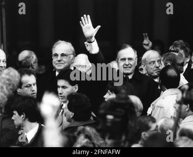 US-Präsident George Herbert Walker Bush und Helmut Kohl in Speyer, wo sie die Kathedrale von Speyer besuchten. Bush winkt der jubelnden Menge zu. [Automatisierte Übersetzung] Stockfoto