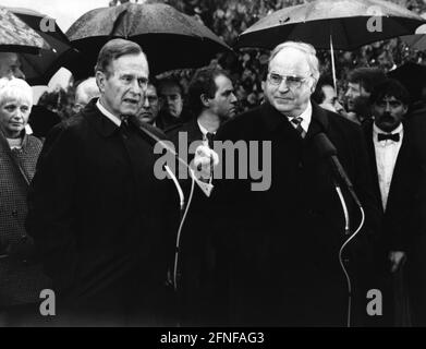 US-Präsident George Herbert Walker Bush auf einer Auslandsreise in Deutschland zusammen mit Bundeskanzler Helmut Kohl während einer Presseerklärung vor dem Kanzlerhaus in Oggersheim bei Ludwigshafen am Rhein. [Automatisierte Übersetzung] Stockfoto