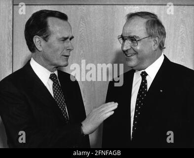 George Bush trifft den deutschen Bundeskanzler Helmut Kohl, vermutlich während seiner Zeit als amerikanischer Vizepräsident. Undatierte Fotografie, vermutlich während des Deutschlandbesuches 1985. [Automatisierte Übersetzung] Stockfoto