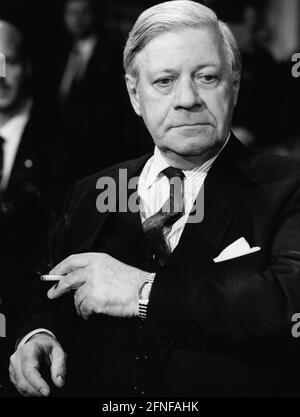 Der ehemalige Bundeskanzler Helmut Schmidt bei einer Veranstaltung zum Rauchen. [Automatisierte Übersetzung] Stockfoto