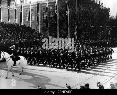 Österreichische Truppen marschieren an Adolf Hitler vorbei. [Automatisierte Übersetzung] Stockfoto