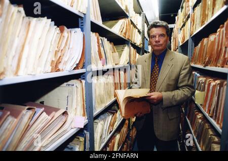 Joachim Gauck, Bundesbeauftragter für die Akten des Staatssicherheitsdienstes der ehemaligen DDR (Gauck-Behoerde) im Zentralarchiv der Stasi. [Automatisierte Übersetzung] Stockfoto