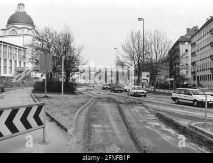 "Auf dem Höhepunkt der neuen Staatskanzlei im Gebäude des ehemaligen Bayerischen Armeemuseums wird die siebenspurige Straße auf drei Spuren reduziert. Jahrzehntelang wurden Bauarbeiten am Altstadtring durchgeführt, der zu diesem Zeitpunkt als ''hässlichste Meile Münchens'' galt. Die Bauarbeiten fallen in die letzte Bauphase, die 1992 beginnt. Im Hintergrund eine temporäre Fußgängerbrücke. [Automatisierte Übersetzung]' Stockfoto