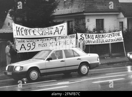 'Bewohner demonstrieren mit Spruchbändern mit der Aufschrift ''Eröffnung der WÜ-UL A7 heute'', ''Wir wollen kein Fug, wir brauchen jetzt die A99' und ''Stau, Abgase und Gestank, dank Kronawitter'' an den Gartenzäunen ihrer Grundstücke in der Verdistraße in München. Undatierte Aufnahme, ca. 1975. [Automatisierte Übersetzung]' Stockfoto