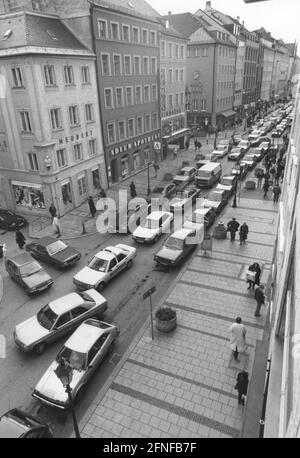 Stau in der Sendlinger Straße in München. Undatierte Aufnahme, ca. 80er Jahre. [Automatisierte Übersetzung] Stockfoto