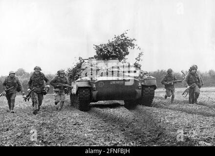 Panzergrenadiere der 4. Kompanie des Panzergrenadierbataillons 479, bewaffnet mit G3, MG3 und Panzerfaust bei einer Übung neben ihrem Marder-Infanteriekampffahrzeug. [Automatisierte Übersetzung] Stockfoto