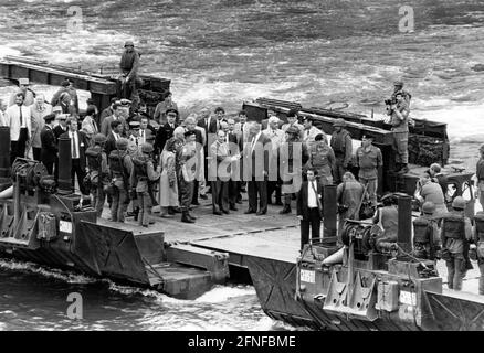 Deutsch-Französisches Manöver 'Kecker Spatz', Bundeswehr, Armee, Deutschland seit 1949, Bundesrepublik vom 17. Bis 24. September 1987 fand in Bayern das große multinationale Manöver mit dem seltsamen Namen Kecker Spatz statt, an dem mehr als 75,000 Soldaten aus Frankreich und Deutschland sowie der Auswärtigen Legion teilnahmen. Hier können Sie Helmuth Kohl und Francois Mitterrand beobachten, wie sie eine Brücke über die Donau durch die Sapper überqueren. [Automatisierte Übersetzung] Stockfoto