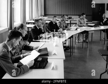 Offiziere aus verschiedenen Nationen sitzen in einer Klasse an der Kommandoschule der Bundeswehr in Hamburg zusammen. Deutlich sichtbar ist links ein Kommandant der französischen Armee und der sechste Offizier von rechts ist ein deutscher Kapitän. [Automatisierte Übersetzung] Stockfoto