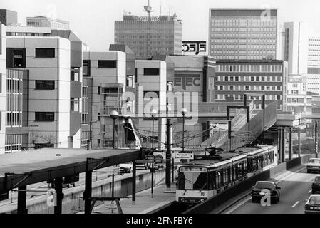 Blick auf die Autobahn 40 und den U-Bahnhof Savignystraße/ETEC in Essen im März 1992, mit Gebäuden des Essener Technologie- und Entwicklungszentrums (ETEC) im Hintergrund. [Automatisierte Übersetzung] Stockfoto