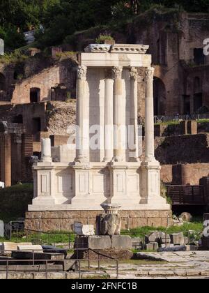 Rom. Italien. Überreste / Rekonstruktion des Tempels von Vesta (Tempio di Vesta) im Forum Romanum (Forum Romanum). Stockfoto