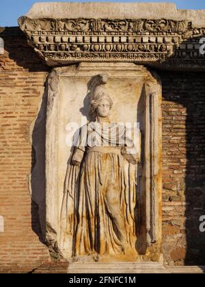 Rom. Italien. Forum of Nerva, Detail zeigt hohe Relieffigur von Minerva auf dem Dachboden der sogenannten Colonnacce (der einzige erhaltene Teil der Stockfoto