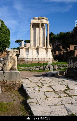 Rom. Italien. Überreste / Rekonstruktion des Tempels von Vesta (Tempio di Vesta) im Forum Romanum (Forum Romanum). Stockfoto