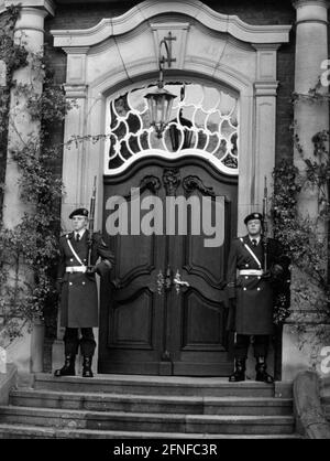 Zwei Wachen des Wachbataillons stehen in Uniform mit Gewehr vor Schloss Gymnich in Erftstadt bei Köln-Bonn. Hier soll der amerikanische Präsident Ronald W. Reagan bei seinem Besuch in Deutschland bei seiner Frau bleiben. [Automatisierte Übersetzung] Stockfoto