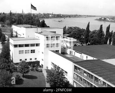 Die Plenarsitzungen des Deutschen Bundestages und des Bundesrates finden im Bundeshaus in Bonn statt, das direkt am Rheinufer liegt. Vor dem Zweiten Weltkrieg war es das Gebäude der Pädagogischen Akademie in Bonn. [Automatisierte Übersetzung] Stockfoto