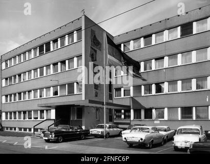 Einige Autos stehen vor dem Bundesministerium für wirtschaftliche Zusammenarbeit und Entwicklung in Bonn. [Automatisierte Übersetzung] Stockfoto