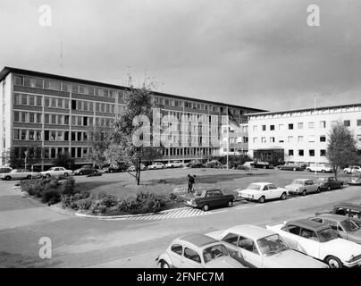 Der Parkplatz vor dem Presse- und Informationsamt der Bundesregierung in Bonn. Undatierte Fotografie, um 1960. [Automatisierte Übersetzung] Stockfoto