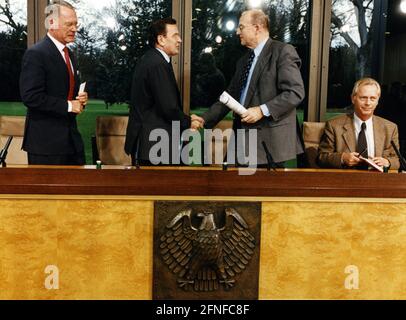 „Bundeskanzler Gerhard Schröder schüttelt nach einer Diskussion über das „Bündnis für Arbeitsplätze“ die Hände mit dem IG Metall-Vorsitzenden Klaus Zwickel. Dieses Foto zeigt von links: Der Präsident des Bundesverbandes der Deutschen Industrie, Hans-Olaf Henkel, Bundeskanzler Gerhard Schröder, der Vorsitzende der IG Metall, Klaus Zwickel, und Regierungssprecher Uwe Karsten Heye. [Automatisierte Übersetzung]' Stockfoto