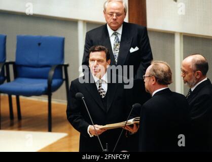Bundeskanzler Gerhard Schröder (links) wird von Bundestagspräsident Wolfgang Thierse vereidigt (rechts, im Vordergrund). [Automatisierte Übersetzung] Stockfoto