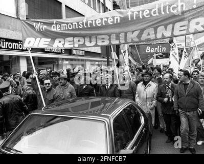 Dieses Foto zeigt Teilnehmer einer Demonstration der Republikanischen Partei in München. Die Demonstration stand unter dem Motto: "Gegen die Verleumdung der Partei in den Medien, gegen die Verschlechterung der inneren Sicherheit, gegen die linksblinde und zunehmend politisch beeinflusste Justiz sowie gegen das Scheitern der alten Parteien in der Asylpolitik und damit für Fremdenfeindlichkeit". Gegen die Demonstration, angeführt von Franz Schönhuber und Wolfgang Hüttl, war eine kleine Gruppe von Gegendemonstranten. Als sie versuchten, die Republikaner daran zu hindern Stockfoto