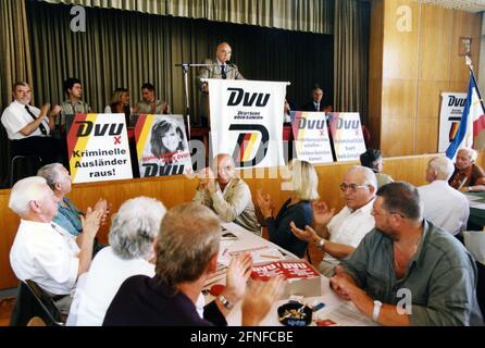 'Dieses Foto zeigt eine Wahlveranstaltung der Deutschen Volksunion in Vorder Bollhagen mit dem Bundesvorsitzenden Dr. Gerhard Frey als Sprecher. Auf den Wahlplakaten heißt es: ''kriminelle Ausländer raus!', ''Deutsch abstimmen - DVU wählen', ''DVU Ausbildungsplätze schaffen - Gehälter der Politiker kürzen!'' Und „'DVU Fight Crime Hard'“. [Automatisierte Übersetzung]' Stockfoto