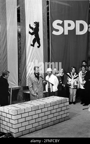 SPD-Bundesvorsitzender Rudolf Scharping hielt eine Rede bei der Grundsteinlegung für die SPD-Bundeszentrale in Berlin-Kreuzberg. Links auf dem Bild ist der Regierende Bürgermeister von Berlin, Eberhard Diegen. [Automatisierte Übersetzung] Stockfoto