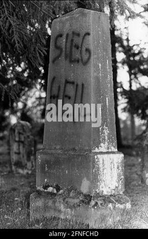 „der jüdische Friedhof in Pretzfeld/Oberfranken wurde entweiht. Die Gräber wurden mit antisemitischen und faschistischen Slogans beschmiert, wie hier ''Sieg Heil''. [Automatisierte Übersetzung]' Stockfoto