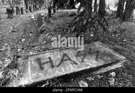 „der jüdische Friedhof in Pretzfeld/Oberfranken wurde entweiht. Mit antisemitischen und faschistischen Parolen wurden die Gräber beschmiert, wie hier 'Hass'. [Automatisierte Übersetzung]' Stockfoto