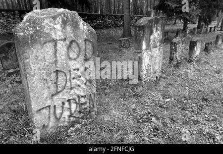 „der jüdische Friedhof in Pretzfeld/Oberfranken wurde entweiht. Die Gräber wurden mit antisemitischen und faschistischen Slogans beschmiert, wie hier "Tod den Juden". [Automatisierte Übersetzung]' Stockfoto