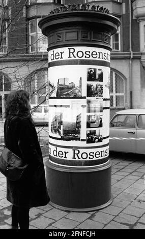 Eine alte Werbesäule in der Berliner Rosenstraße wurde kürzlich als Ausstellungsraum genutzt, auf dem anstelle von Werbeplakaten nun Bilder des jüdischen Lebens in Berlin gezeigt werden. Die Idee kam von Studenten der Ost-Berliner Universität. [Automatisierte Übersetzung] Stockfoto