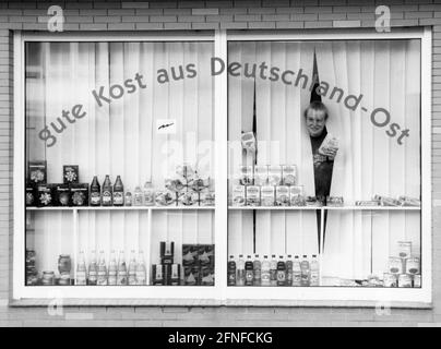 Schaufenster eines Lebensmittelladens in Gütersloh, der ausschließlich Produkte aus der ehemaligen DDR führt. Undatierte Fotografie. [Automatisierte Übersetzung] Stockfoto